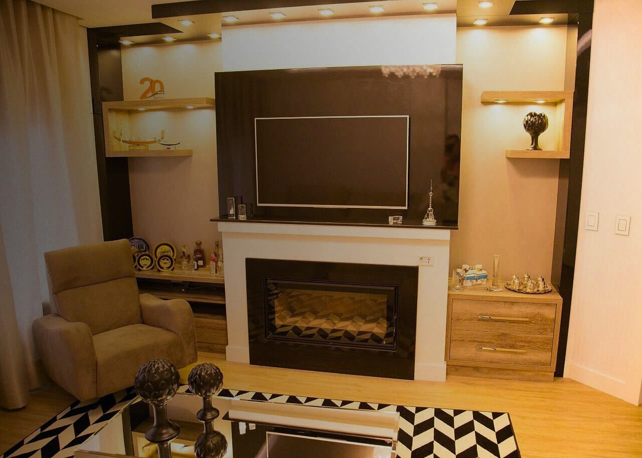 Sala com painel de TV planejado e lareira embutida